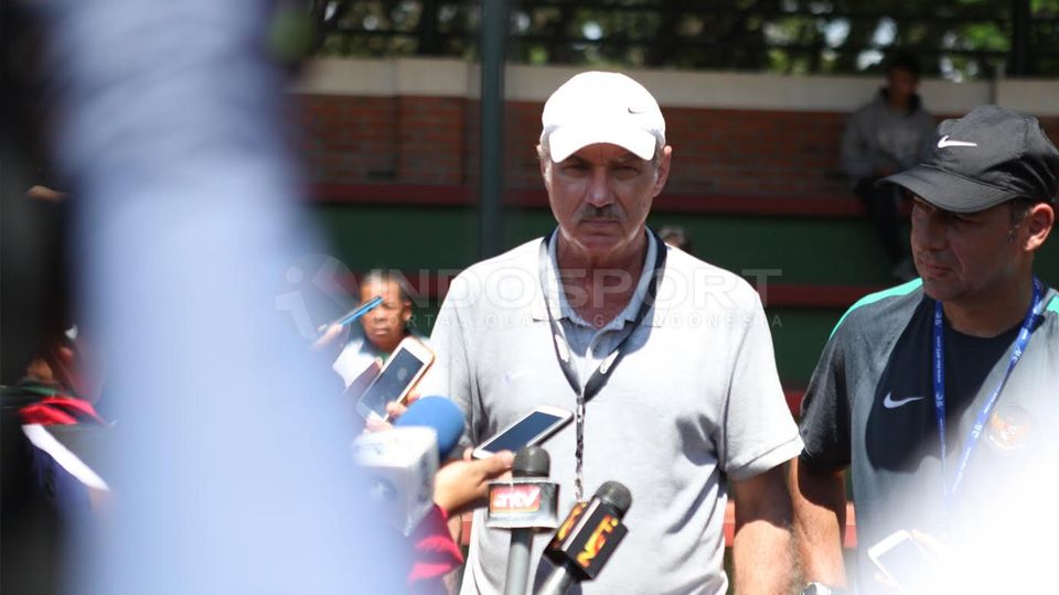 Alfred Riedl pada sesi latihan Timnas Indonesia. Copyright: &copy; Da Yerrimon/Indosport